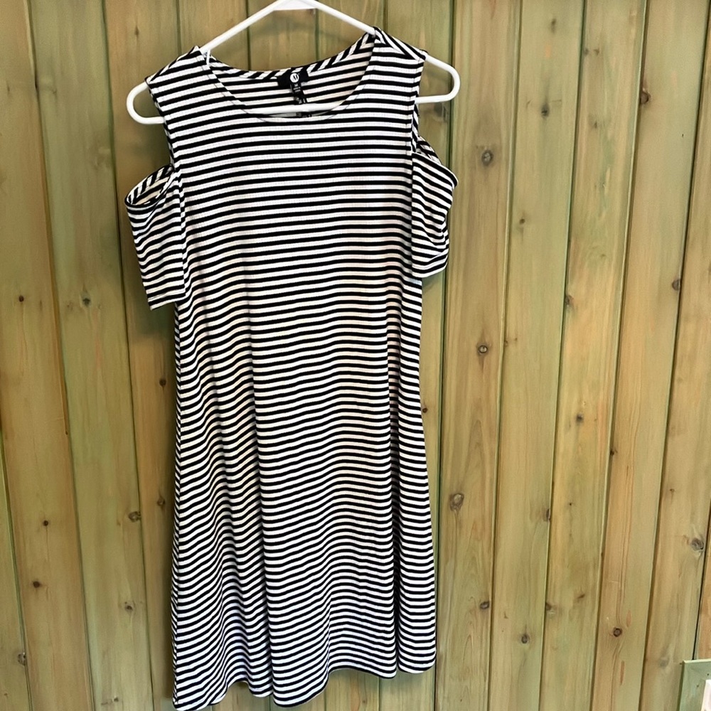 A & I Women’s Black & White Striped Short Sleeve w/Cold Shoulder Sz M Dress